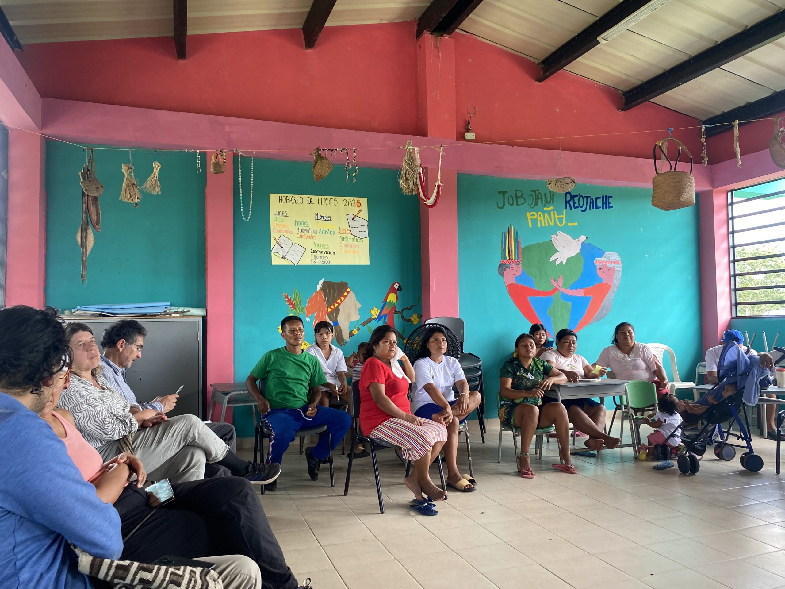 Socialization of the terms of the project and agreements between the community of Puerto Naranjo and the teams of the Universidad Distrital and Tropenbos Colombia. Foto: Mabel Martínez.